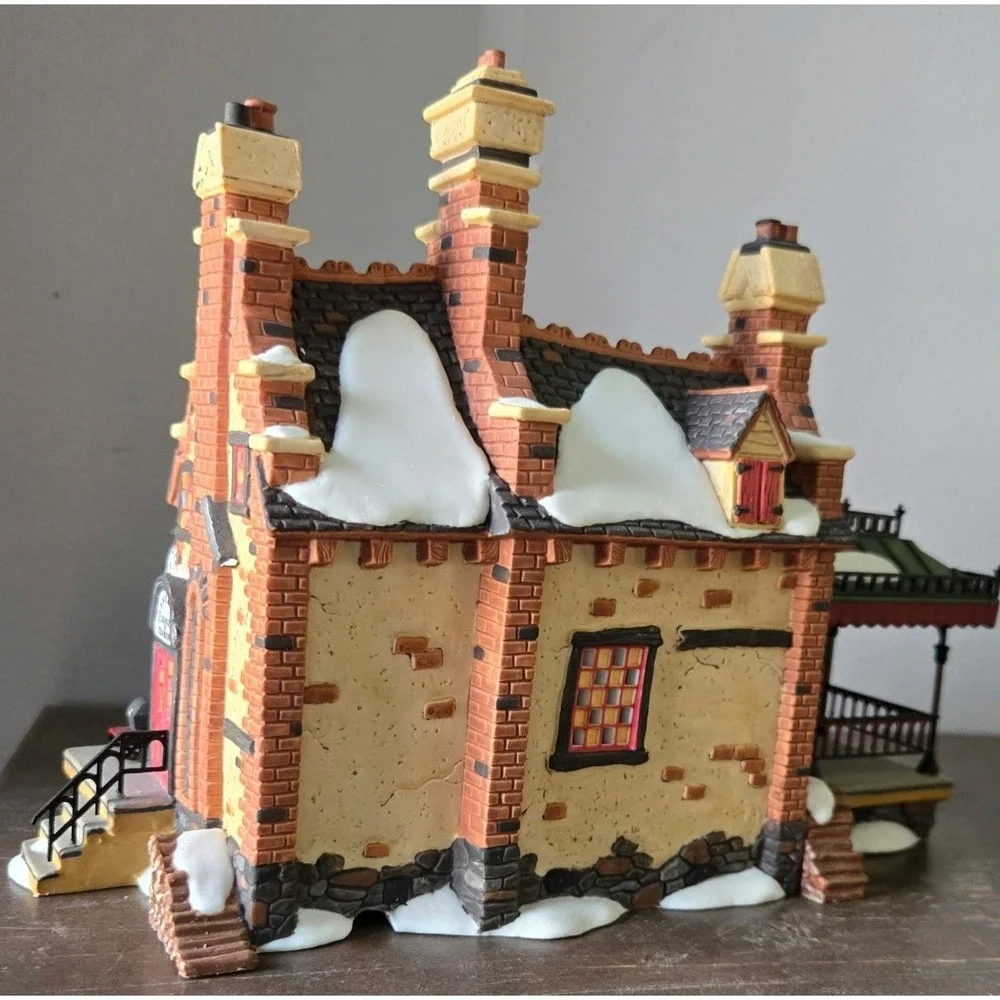 Department 56 Dickens Village Old Queensbridge Station Lighted 2 Piece dept 56‎